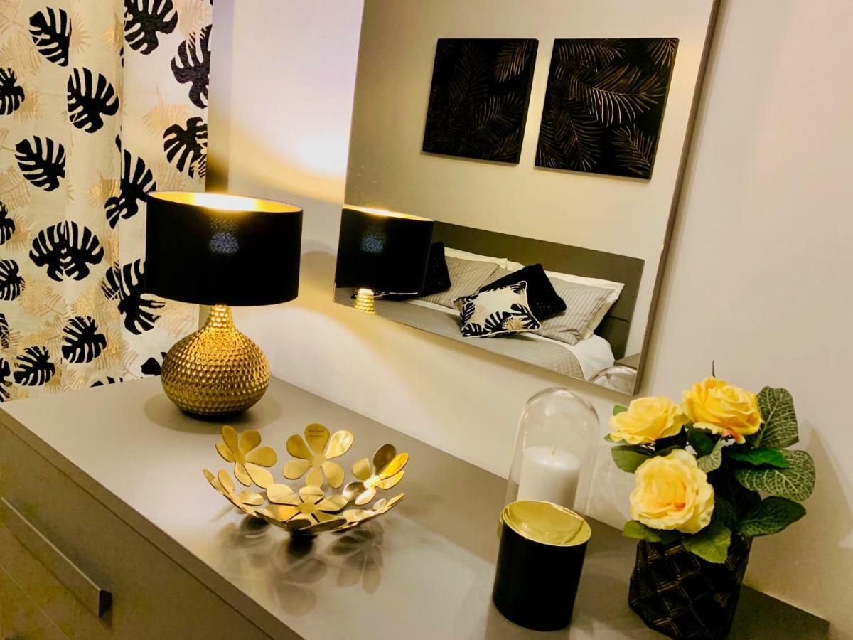 Open The Classic Wooden Shutters At A Cozy Nest * Florenz